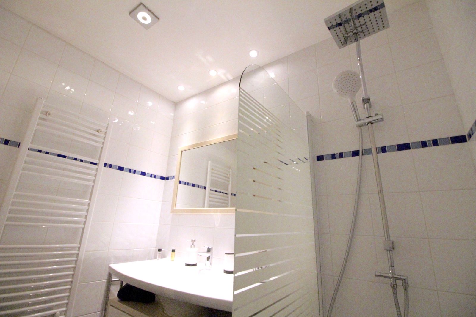 Douche avec mosaïque bleue et porte-serviettes