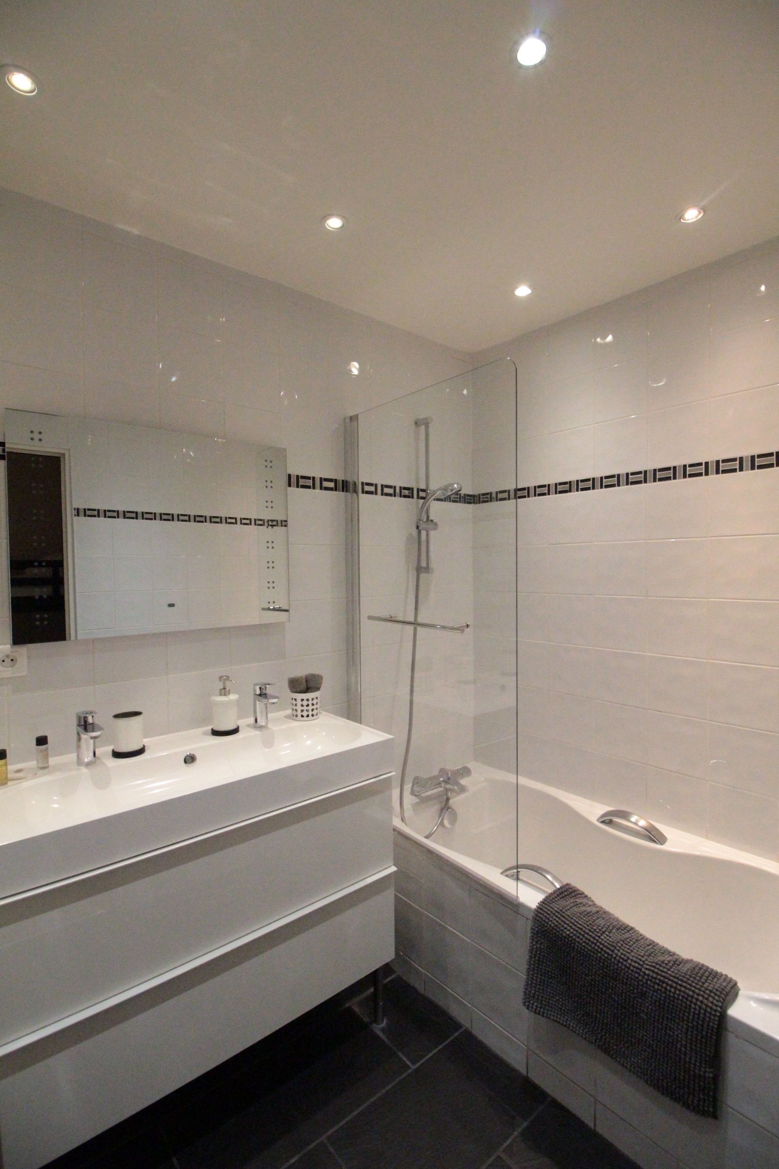 Vue large de la salle de bain avec spots