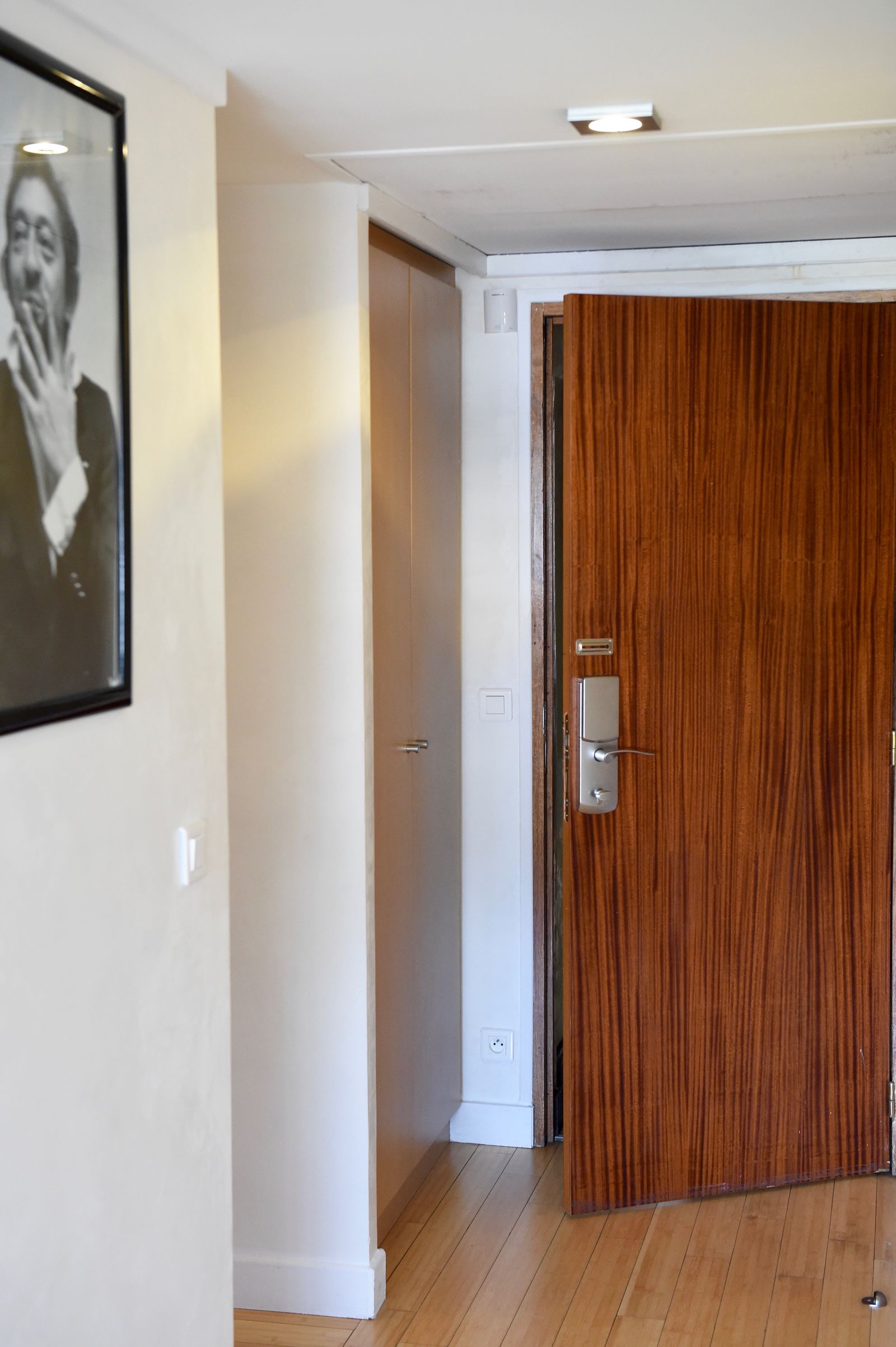 Entrée avec porte en bois et serrure électronique