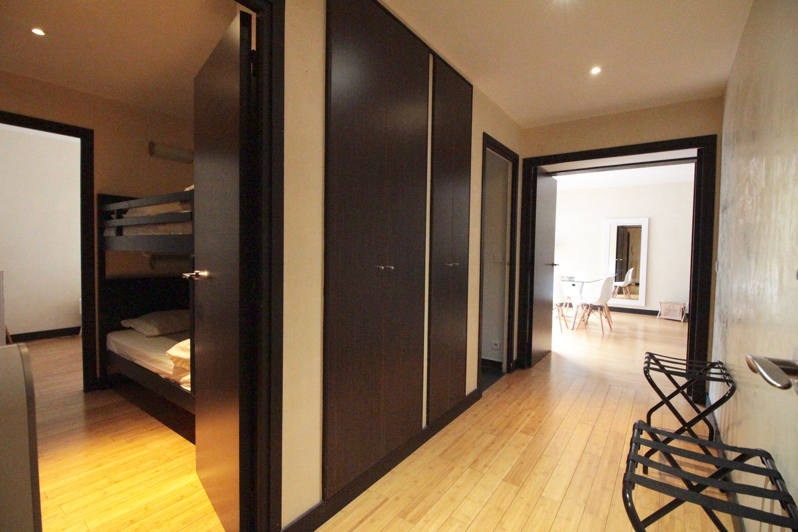 Couloir avec armoire et vue sur la chambre à lits superposés