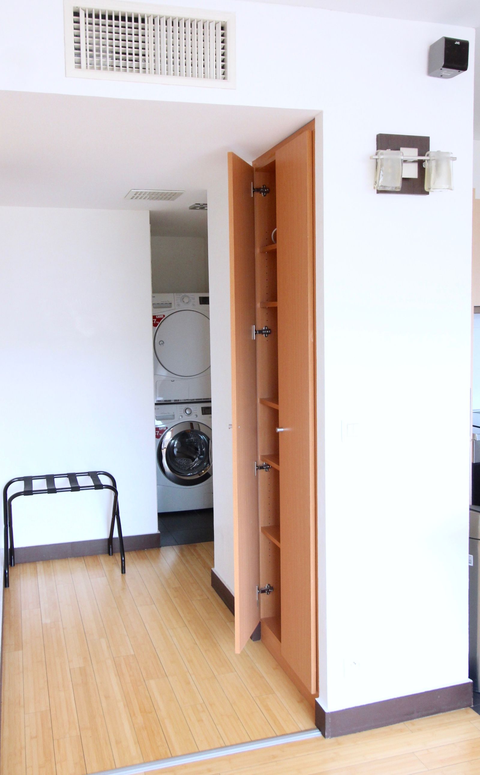 Couloir avec penderie ouverte et vue buanderie