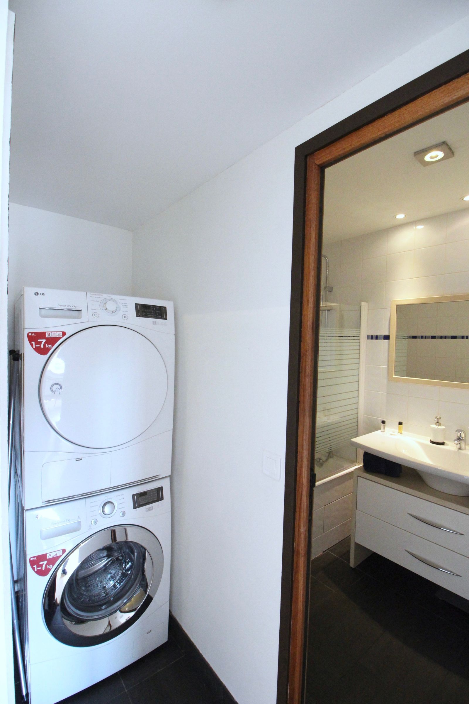 Buanderie avec lave-linge et sèche-linge empilés