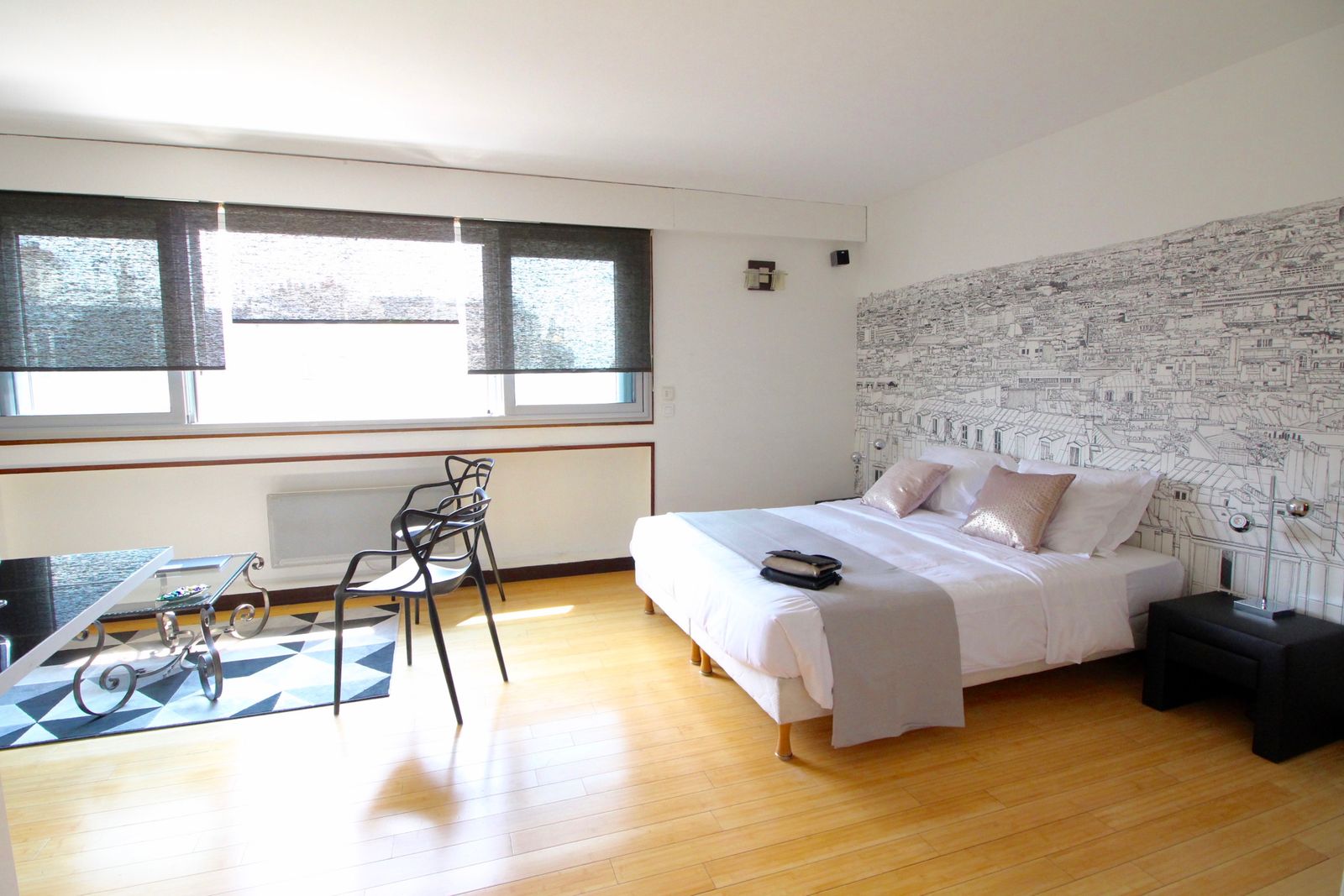 Studio lumineux avec grandes fenêtres et parquet